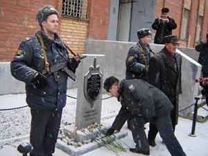 Монумент, посвященный сотрудникам Глазовской милиции, погибшим при исполнении служебного долга