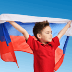 Мальчик с флагом России